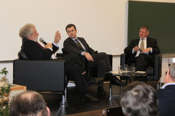 Univ.-Prof. Dr. Anton Zeilinger, Moderator Univ.-Prof. Dr. Michael Hofer, KTU-Rektor Univ.-Prof. Dr. Franz Gruber im Gespräch