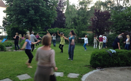 Tanzen im Garten