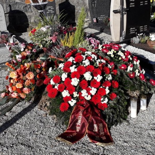 Friedhof / Josef Pfeil Grab mit Kränze