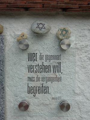 Gedenktafel an der Friedhofsmauer der Pfarre Pucking in Erinnerung an die Todesmärsche der ungarischen Juden und Jüdinnen im April 1945. © Pfarre Pucking