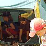 Kinder im Zelt