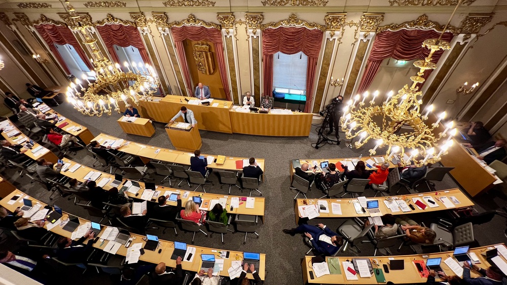 Ein Blick von oben auf die Abgeordneten des OÖ-landtages am 8.5.2025