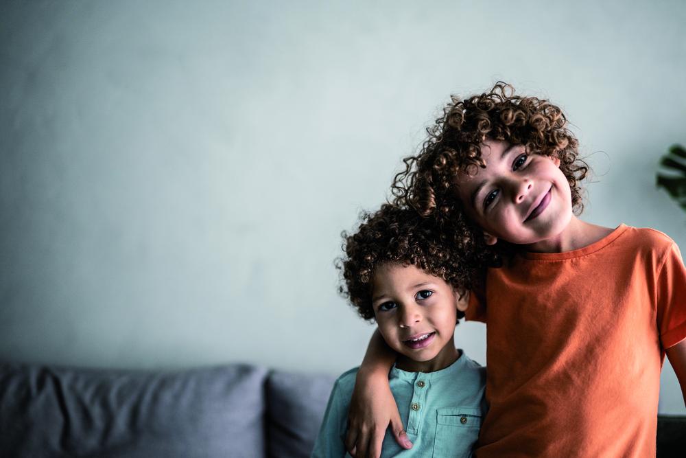 Geschwister / FG Trade - iStock-1390904976.jpg Zwei Kinder eng umschlungen