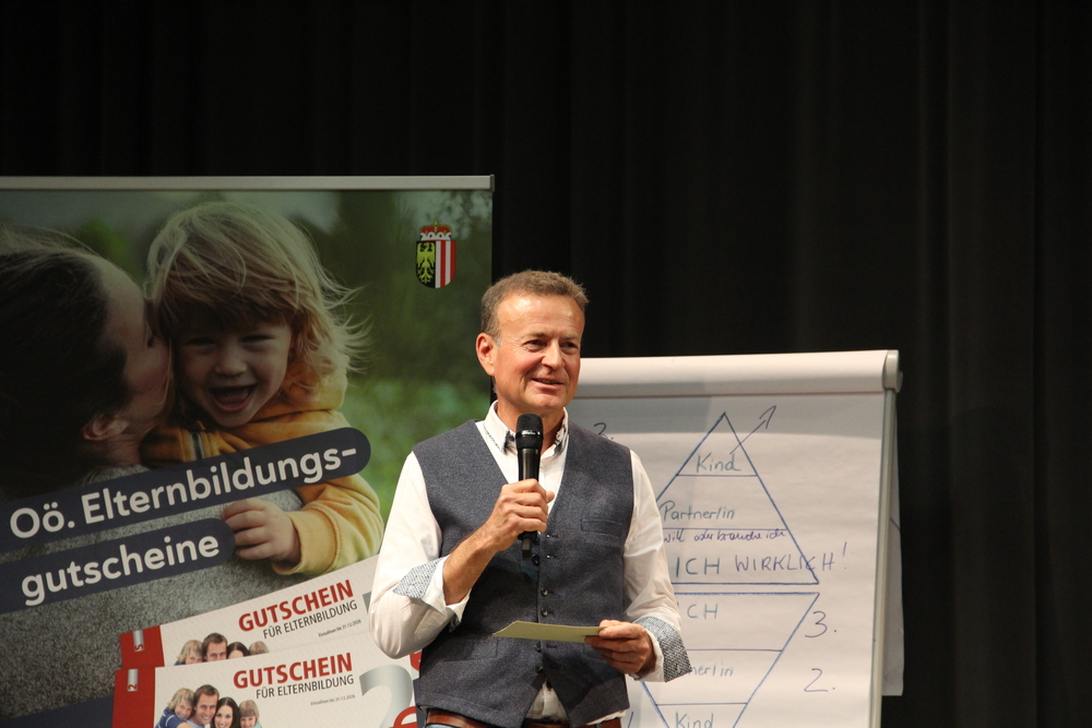 Konrad Pilz, Väterreferent der KMB moderiert die Veranstaltung Dad, der Baumeister