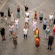 Eine Rose als Dankeschön: Ensemblemitglieder und MitarbeiterInnen des Linzer Musiktheaters mit Bischof Manfred Scheuer, Schwester Maria Schlackl und ihrem Team (alle mit orangefarbenem Schal) im Innenhof des Linzer Bischofshofs. / © Martin Eder Eine Rose als Dankeschön: Ensemblemitglieder und MitarbeiterInnen des Linzer Musiktheaters mit Bischof Manfred Scheuer, Schwester Maria Schlackl und ihrem Team (alle mit orangefarbenem Schal) im Innenhof des Linzer Bischofshofs.