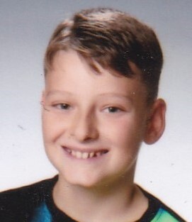  Adam Uzak
